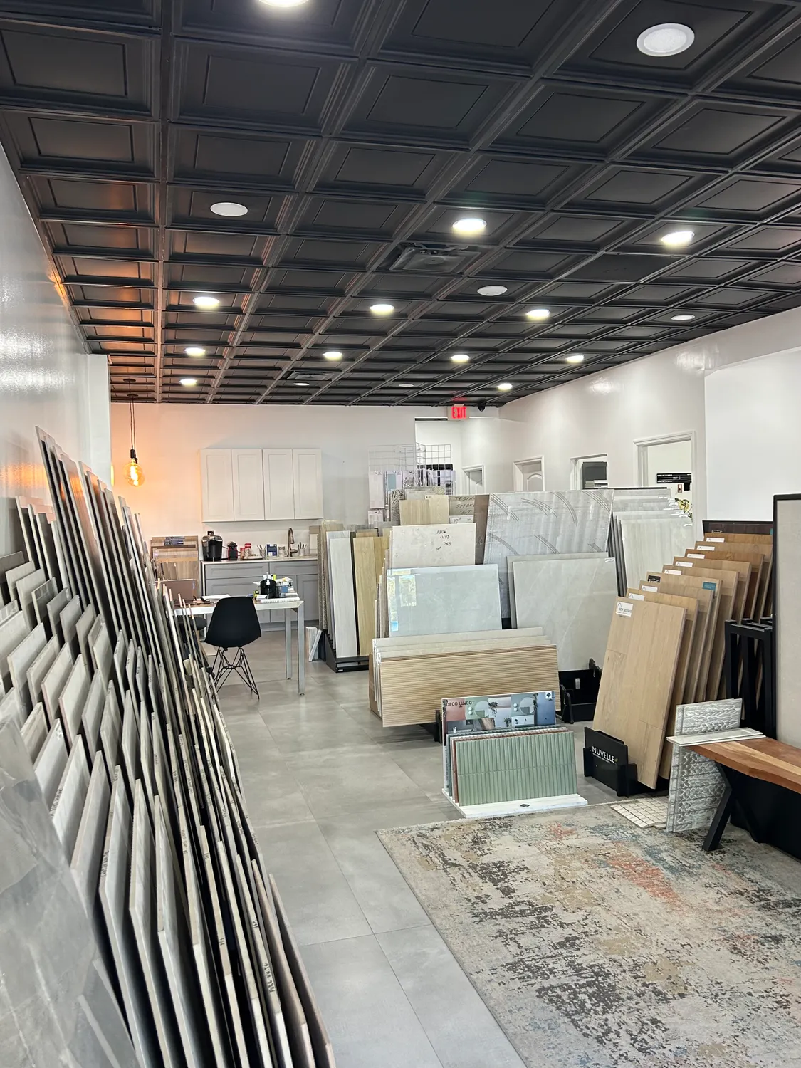 Aisle of full-size tile and natural stone displays inside the Vetromani showroom